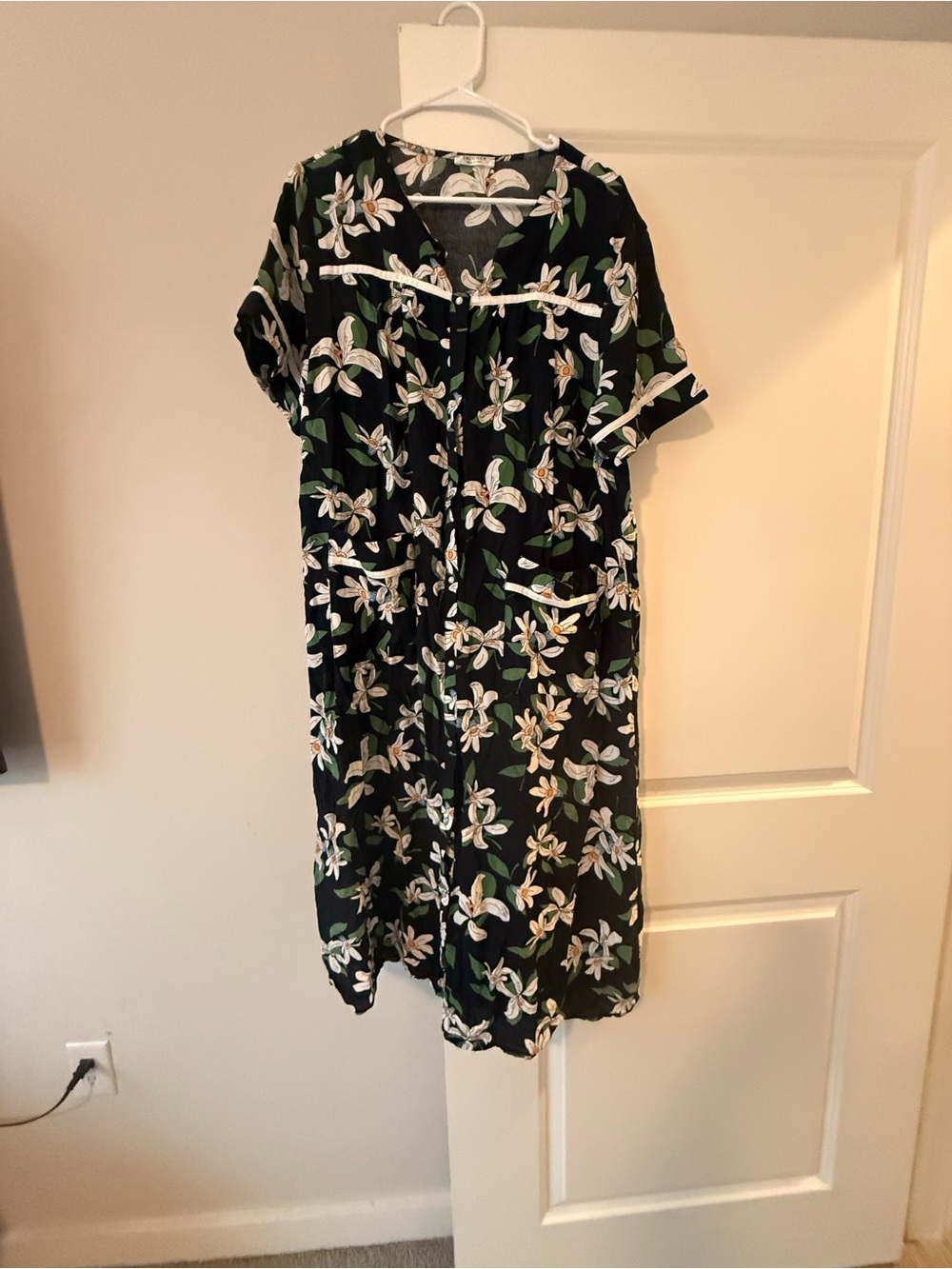 Floral Short-Sleeve Cotton Nightgown - Black with White Blossoms